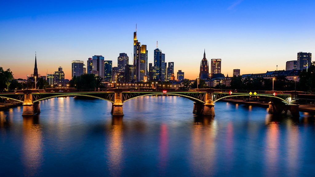 Frankfurter Skyline zur blauen Stunde #2